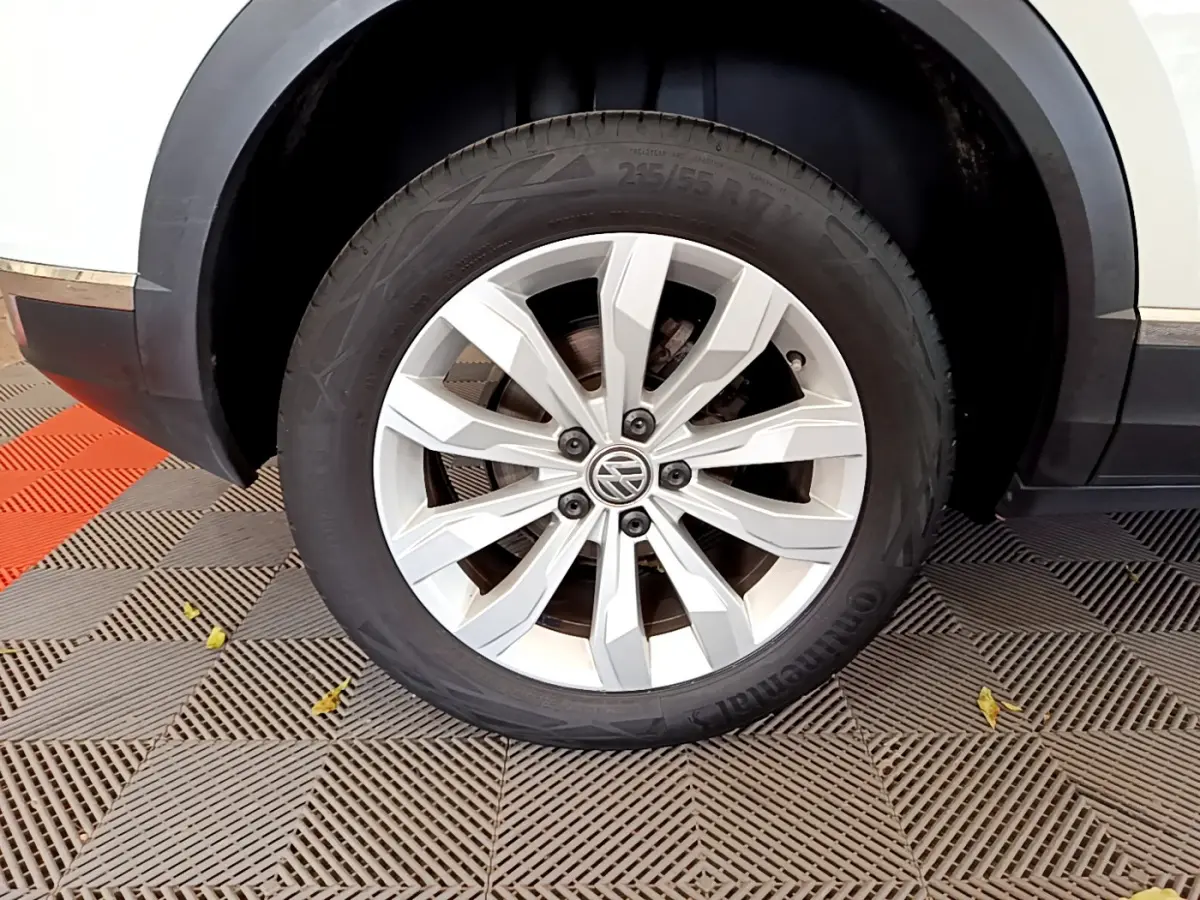 Gros plan sur la roue avant droite blanche d'un Volkswagen T-Roc 2020 avec jante alliage et pneu Continental.