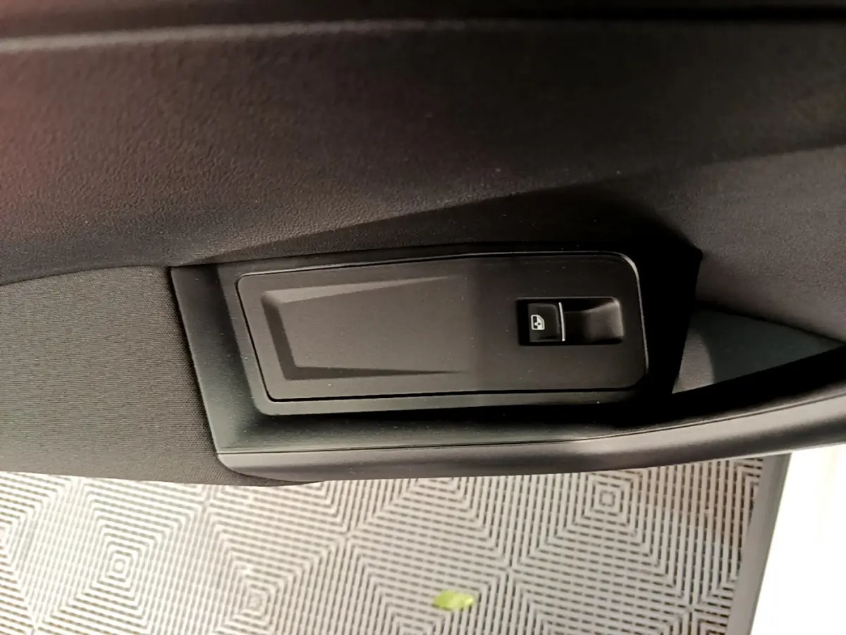 Gros plan sur la commande de verrouillage de porte côté gauche du Volkswagen T-Roc blanc 2020.