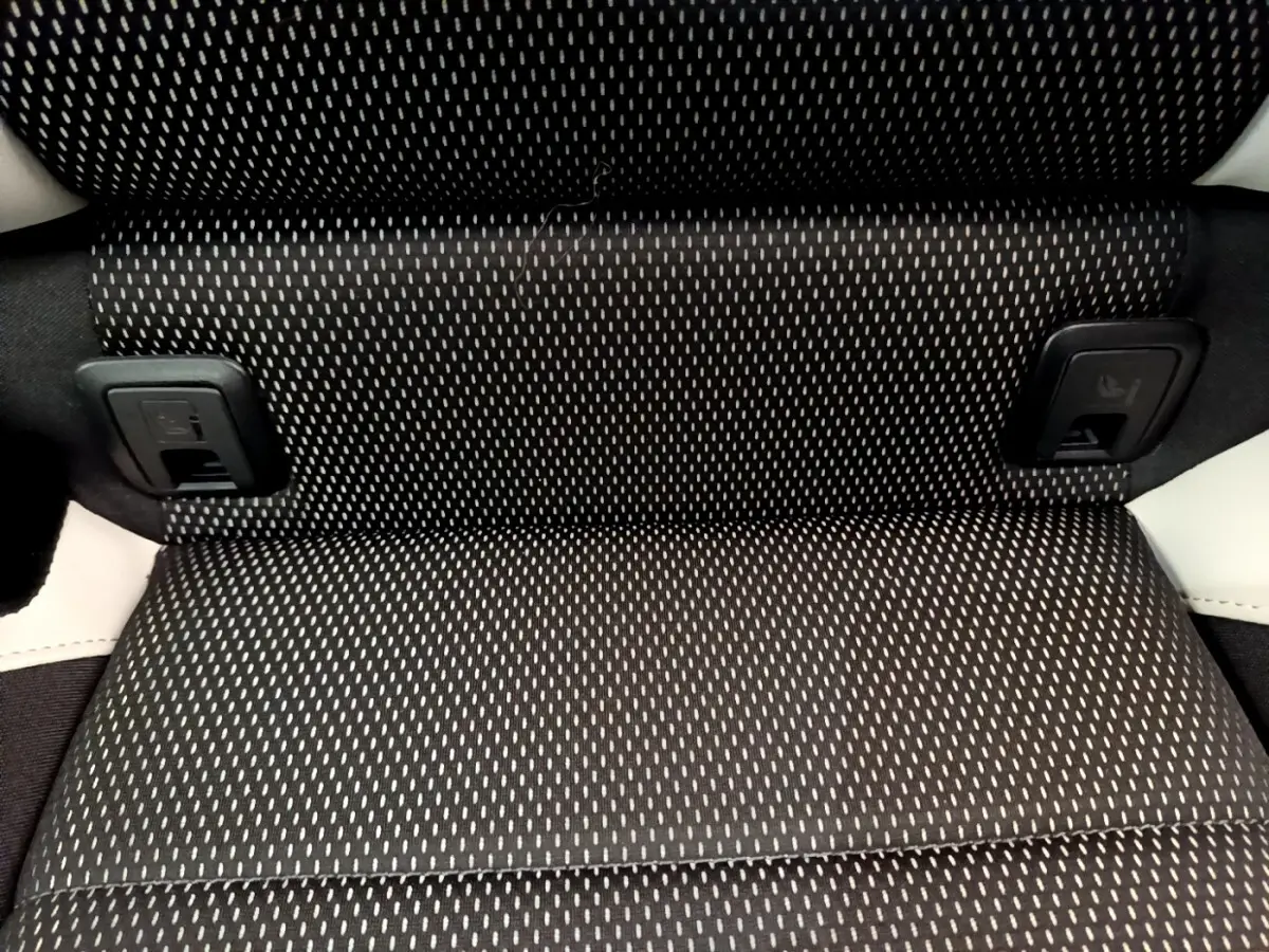 Gros plan sur l'assise arrière noire à motifs blancs du Volkswagen T-Roc 1.5 TSI 150 EVO CARAT de 2020.