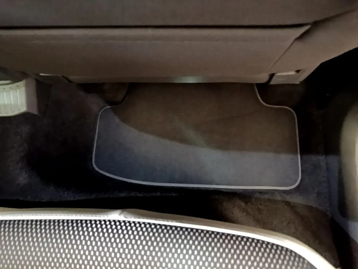 Vue rapprochée du tapis de sol côté conducteur dans l'habitacle d'un Volkswagen T-Roc blanc de 2020.