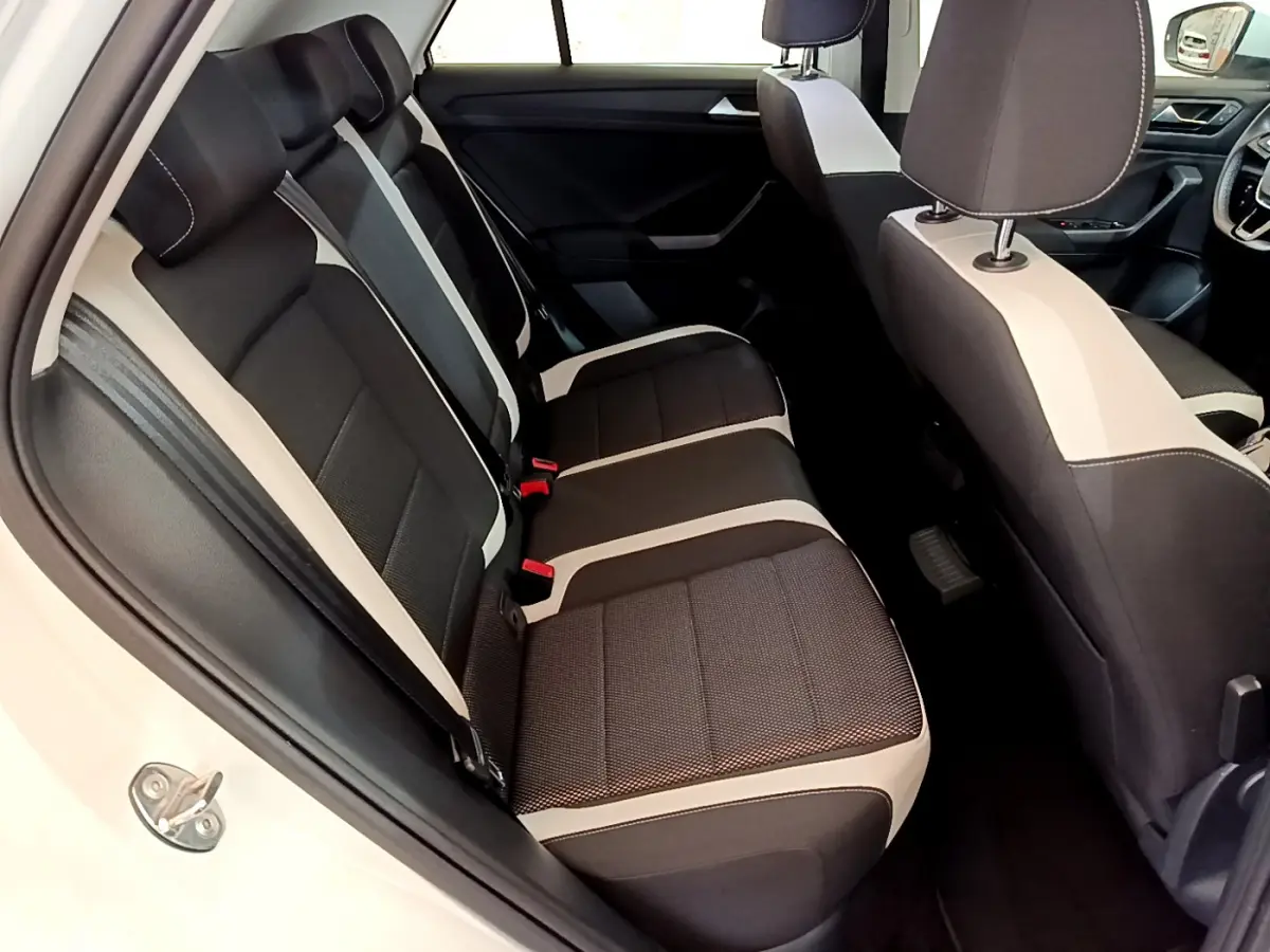 Vue intérieure côté gauche des sièges arrière bicolores noirs et blancs du Volkswagen T-Roc blanc 2020.