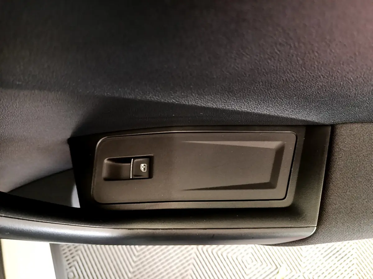 Bouton de verrouillage des vitres sur la porte intérieure côté gauche du Volkswagen T-Roc blanc 2020.