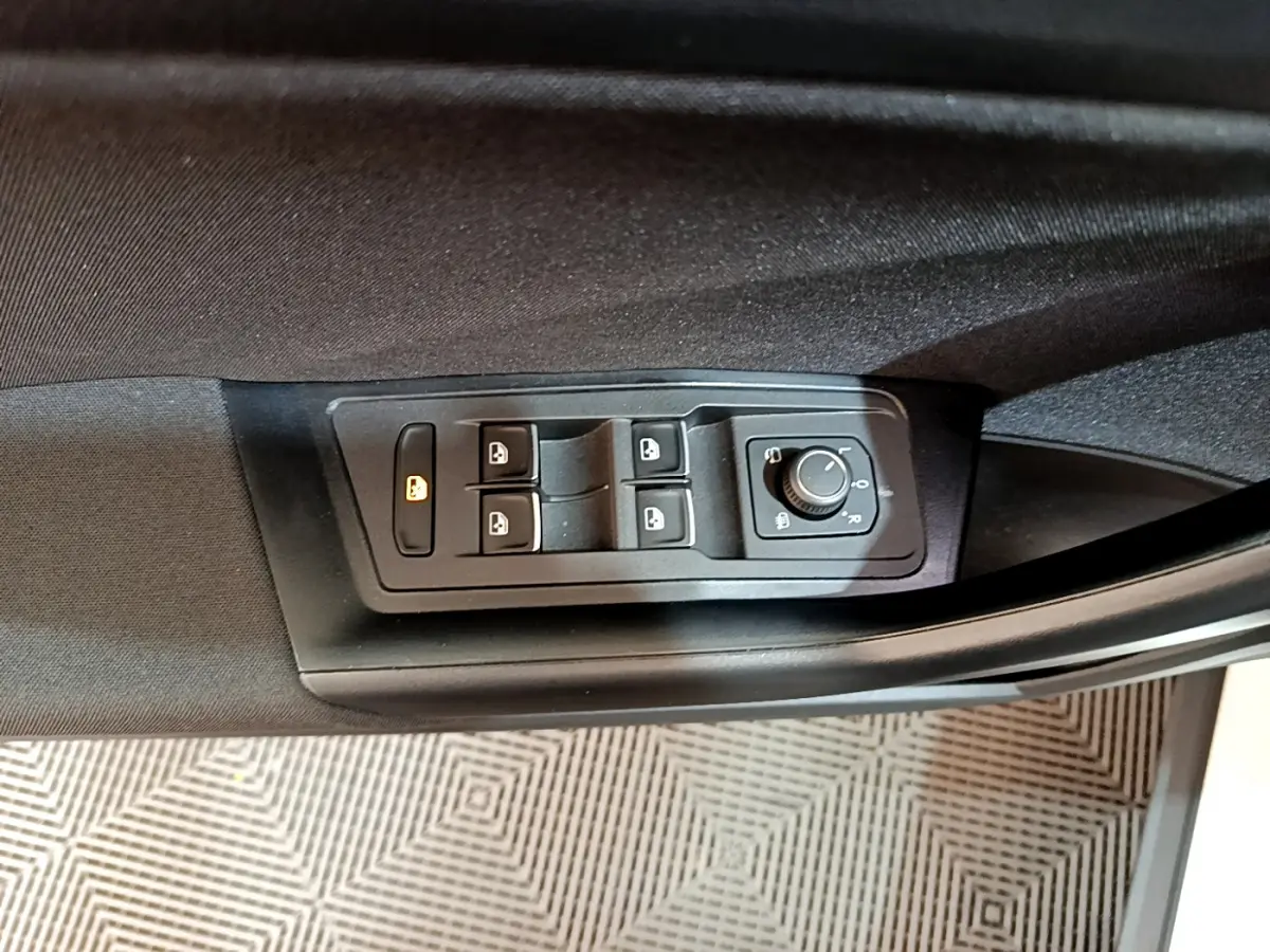 Panneau de commandes des vitres et rétroviseurs côté conducteur dans un Volkswagen T-Roc blanc 2020.