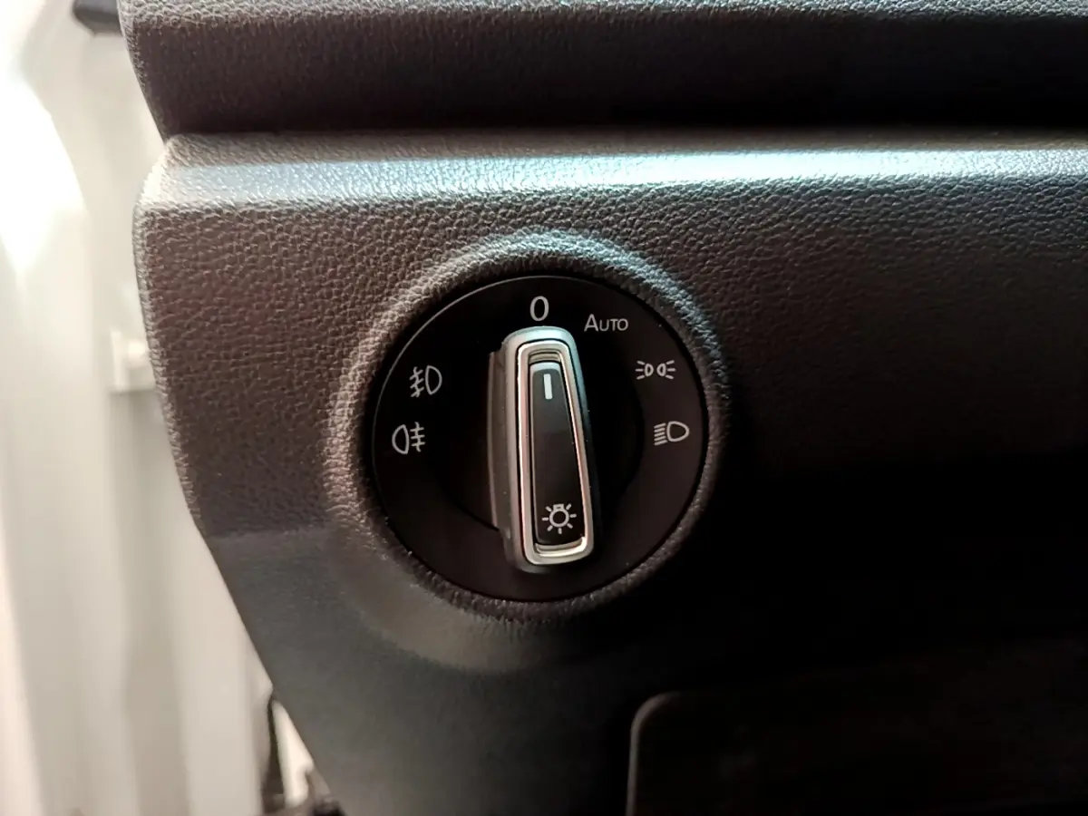 Gros plan sur le sélecteur d'éclairage noir du tableau de bord du Volkswagen T-Roc blanc, version 2020.