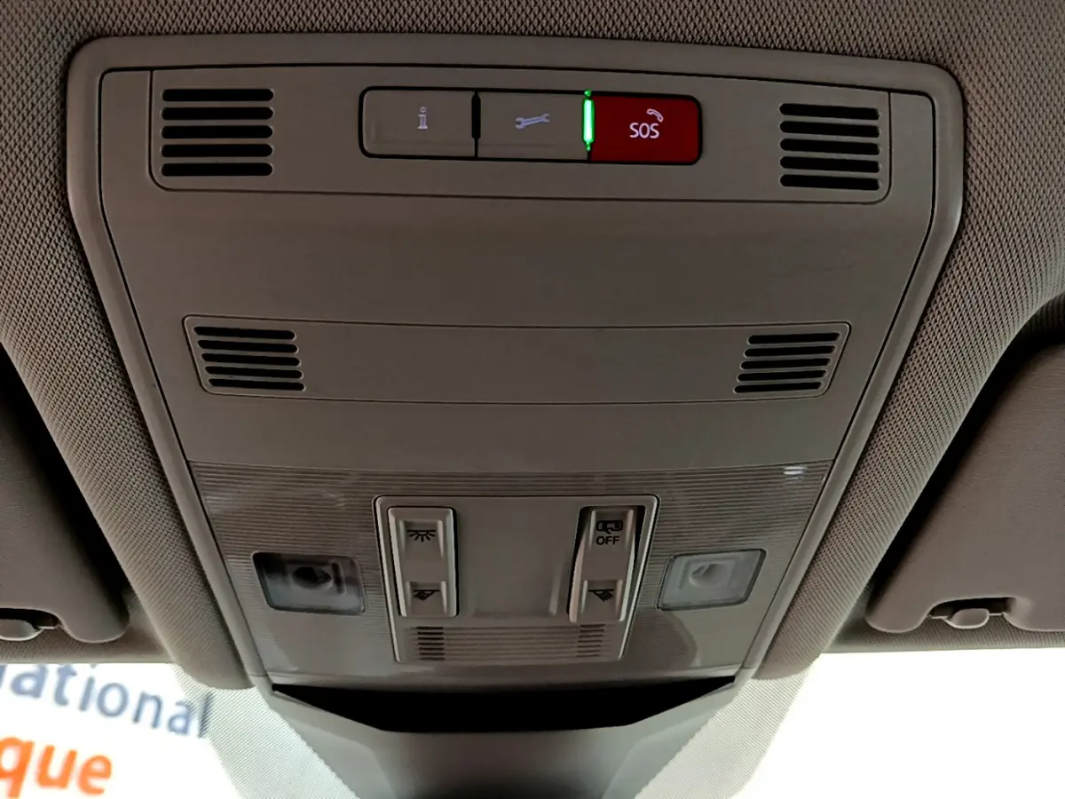 Plafonnier intérieur gris du Volkswagen T-Roc 1.5 TSI 150 EVO CARAT 2020 avec bouton SOS illuminé en rouge.