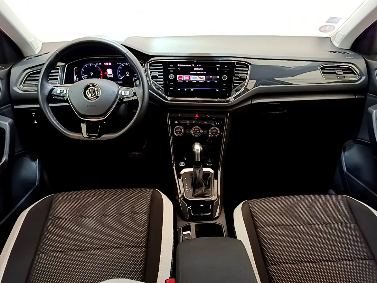 Intérieur du Volkswagen T-Roc 1.5 TSI 2020, vue frontale du tableau de bord et volant multifonctions cuir noir.