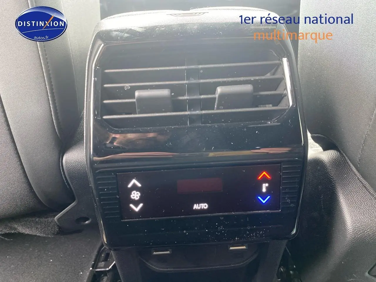 Vue rapprochée de la console arrière noire du Peugeot 5008 Hybrid 145 allure e-dcs6 avec commandes climatisation tactile.
