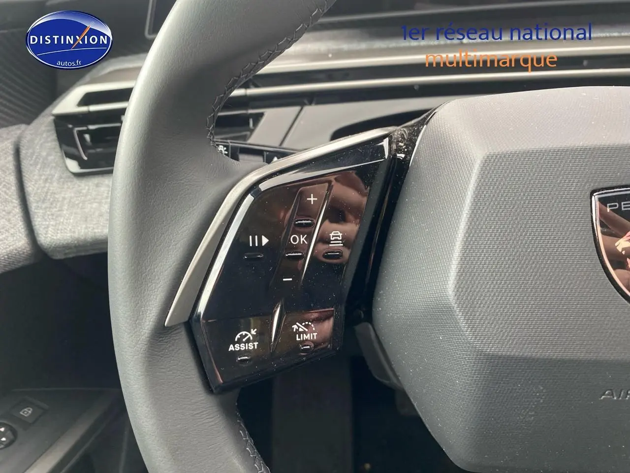 Gros plan sur le volant cuir multifonction côté gauche du Peugeot 5008 noir Hybrid 145 allure 2025.