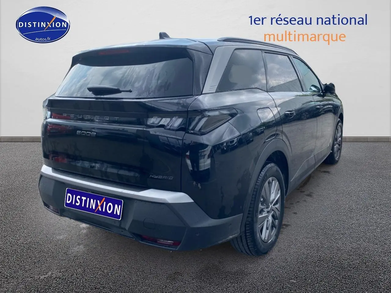 Peugeot 5008 Hybrid noir vu en 3/4 arrière droit avec feux arrière LED et vitres surteintées.