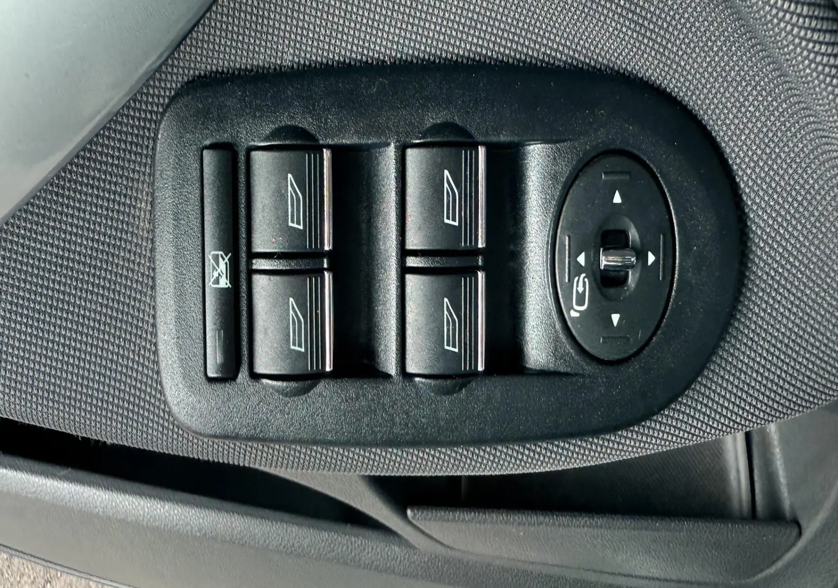 Panneau de commandes des vitres et rétroviseurs côté conducteur du Ford Kuga blanc, intérieur tissu gris noir.