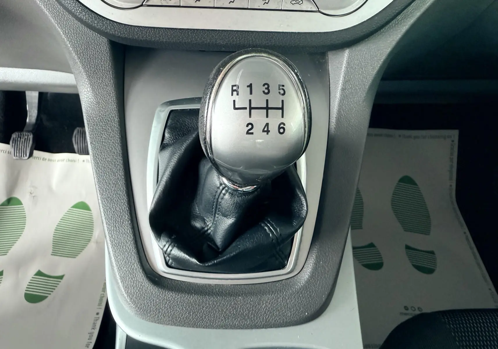 Le levier de vitesses manuel argenté du Ford Kuga 2.0 TDCI 140CH Trend, entouré de garnitures grises et noires.