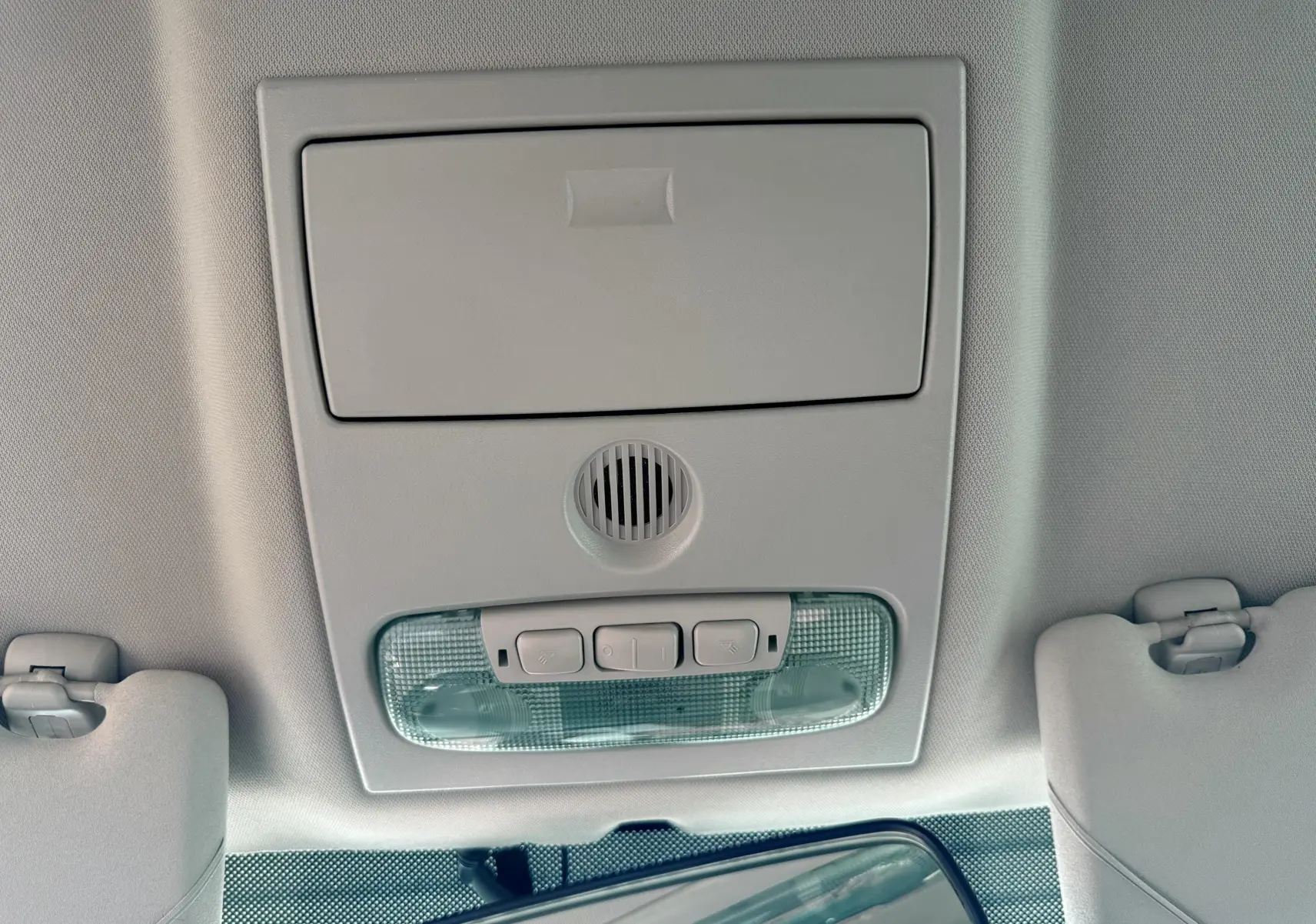 Vue intérieure du plafonnier gris clair avec éclairage et commandes dans un Ford Kuga blanc de 2012.