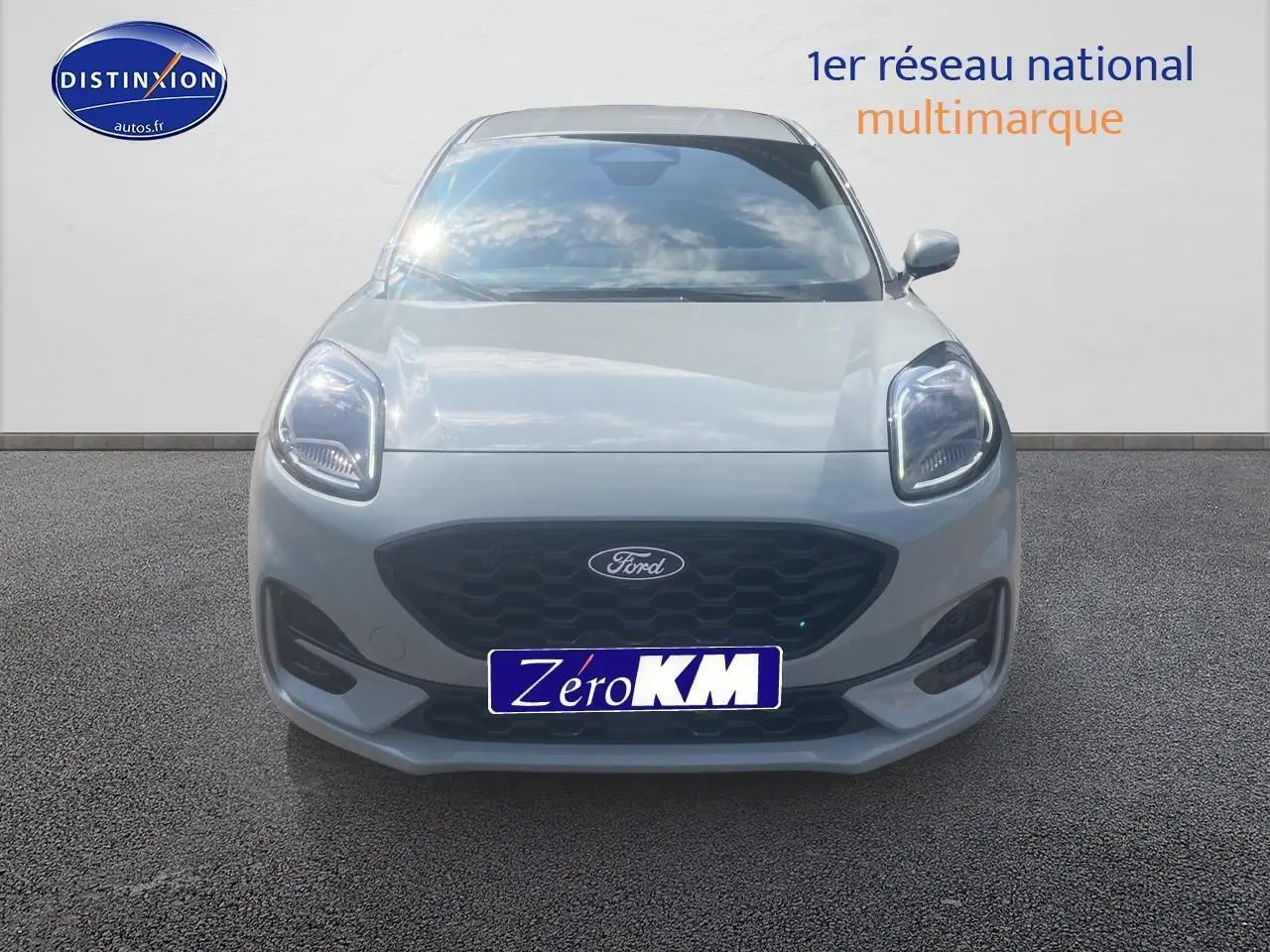 Vue frontale d'une Ford Puma 2025 gris cactus avec calandre noire et phares LED allumés.