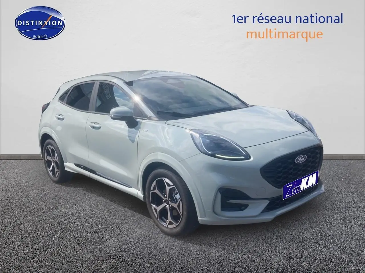 Ford Puma gris cactus en 3/4 avant droit, avec jantes 17 pouces et phares LED allumés.