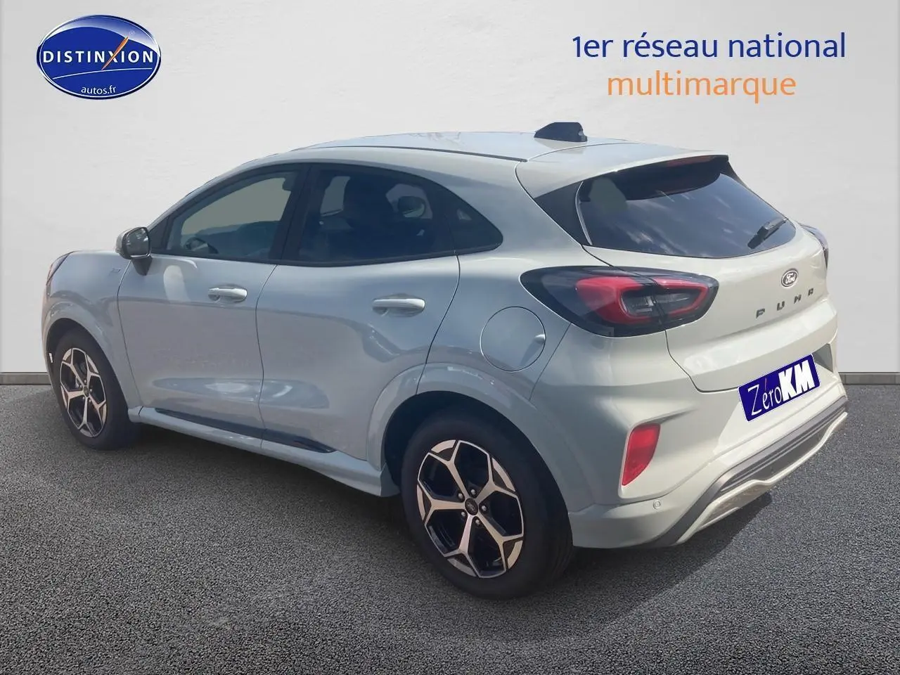Ford Puma gris cactus vu en 3/4 arrière droit, avec jantes 17 pouces et feux arrière LED distinctifs.
