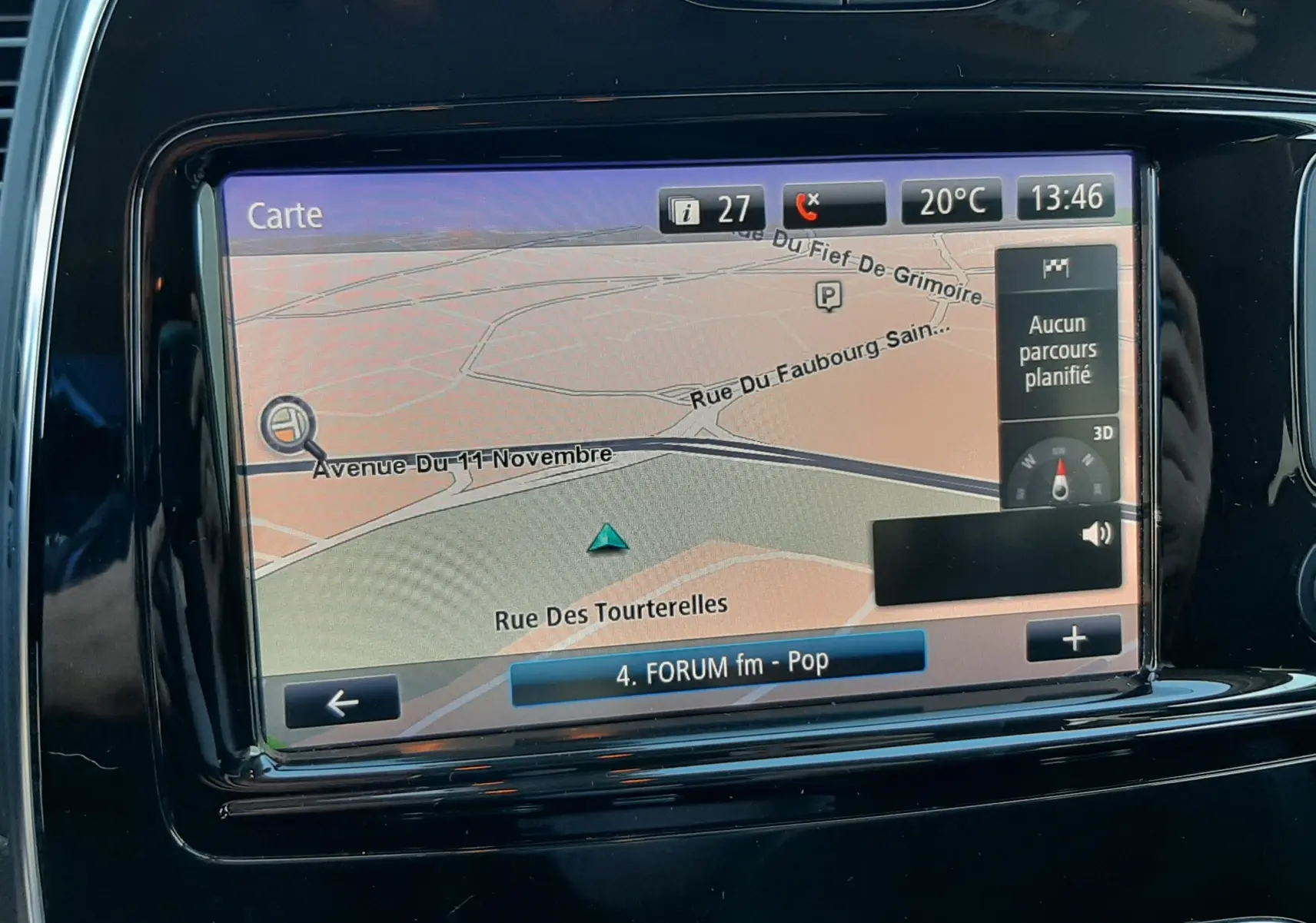 Écran tactile central du tableau de bord du Renault Captur 2019 affichant la navigation et la radio.