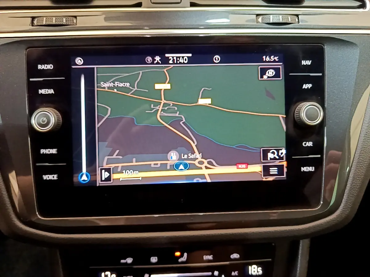 Écran tactile de navigation 8 pouces du Volkswagen Tiguan 2.0 TDI 150 DSG7 Life Business, vue rapprochée du tableau de bord.