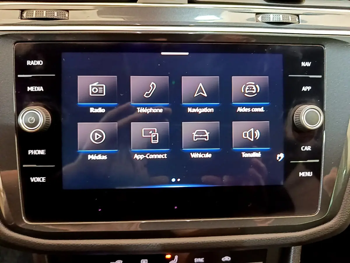 Écran tactile central du Volkswagen Tiguan 2.0 TDI 150 DSG7 Life Business affichant les options multimédia et navigation.