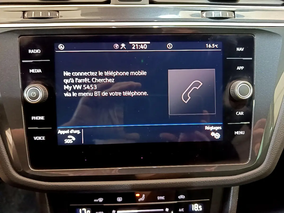 Écran tactile central du Volkswagen Tiguan noir 2021 affichant un message de connexion Bluetooth au téléphone.