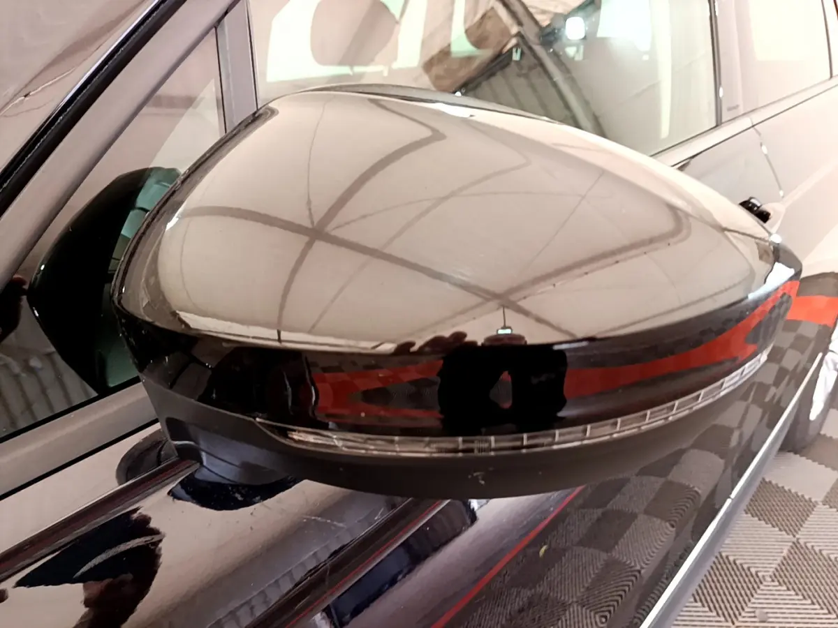 Rétroviseur côté droit noir brillant du Volkswagen Tiguan 2.0 TDI 150 DSG7 Life Business 2021 avec clignotant intégré.