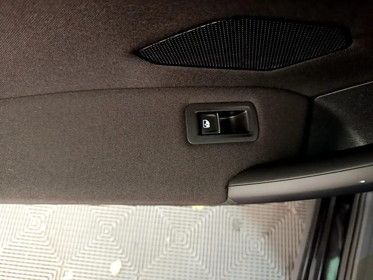 Détail de la poignée intérieure noire de la porte arrière droite du Volkswagen Tiguan 2021 noir.