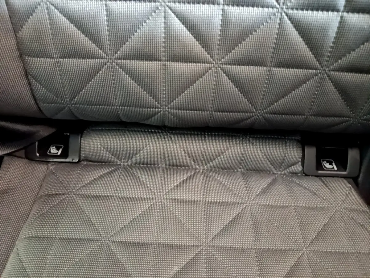 Gros plan sur la banquette arrière noire du Volkswagen Tiguan 2021 avec fixation Isofix visible de chaque côté.