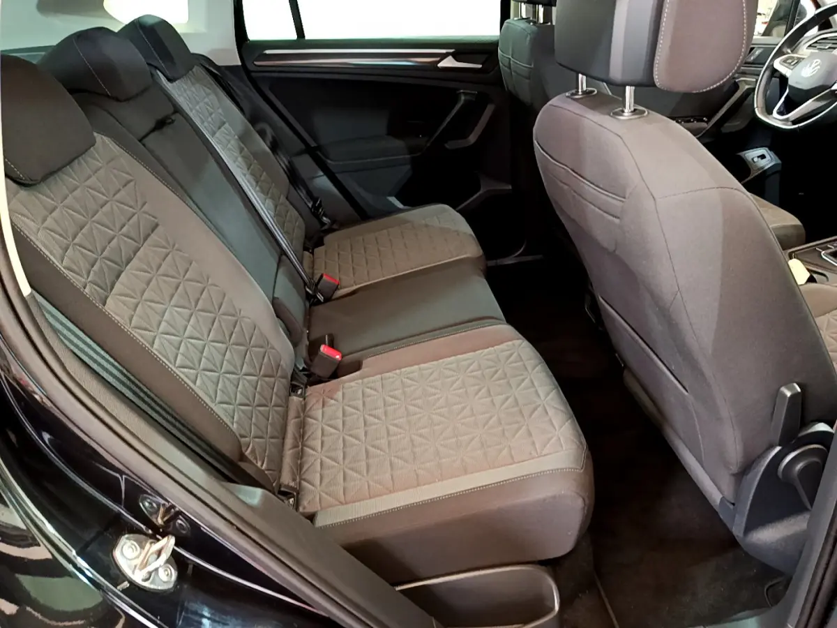 Vue intérieure côté gauche des sièges arrière gris à motifs géométriques du Volkswagen Tiguan noir 2021.