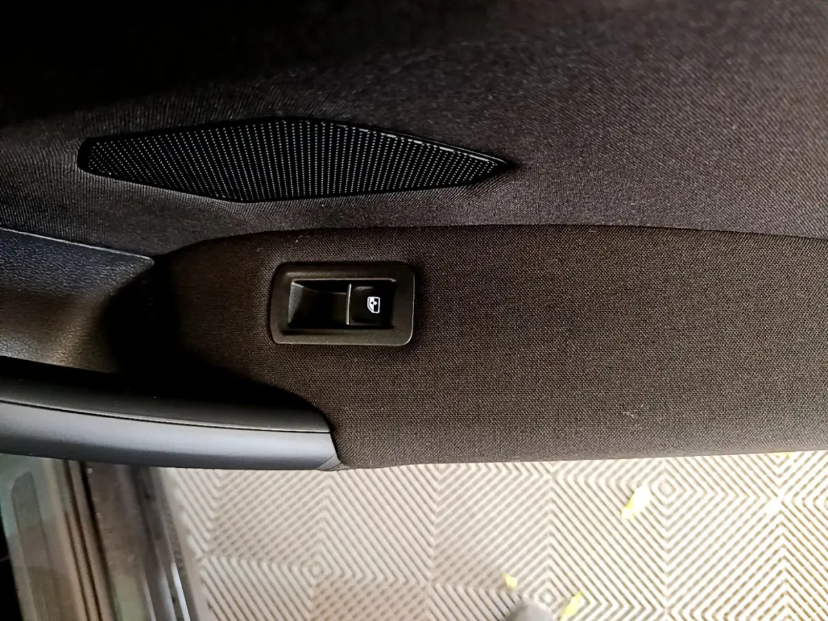 Bouton de commande de lève-vitre sur la portière intérieure côté gauche du Volkswagen Tiguan noir 2021.
