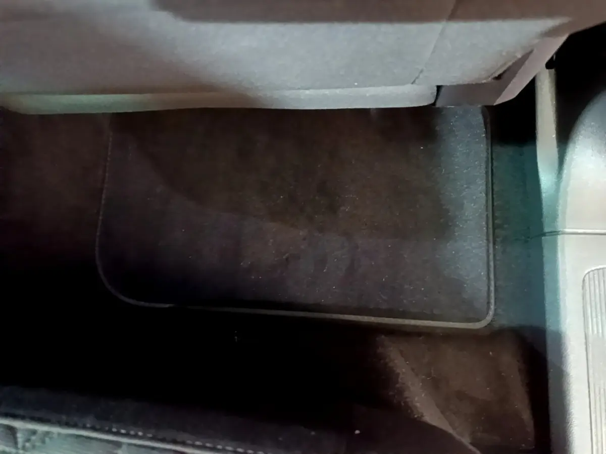 Tapis de sol noir côté passager arrière du Volkswagen Tiguan 2.0 TDI 150 DSG7 Life Business 2021.