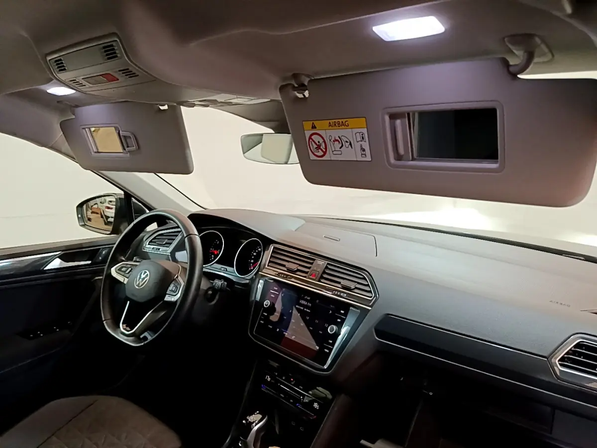 Intérieur du Volkswagen Tiguan 2.0 TDI 150 DSG7 Life Business 2021, vue tableau de bord côté conducteur avec écran tactile et volant cuir.