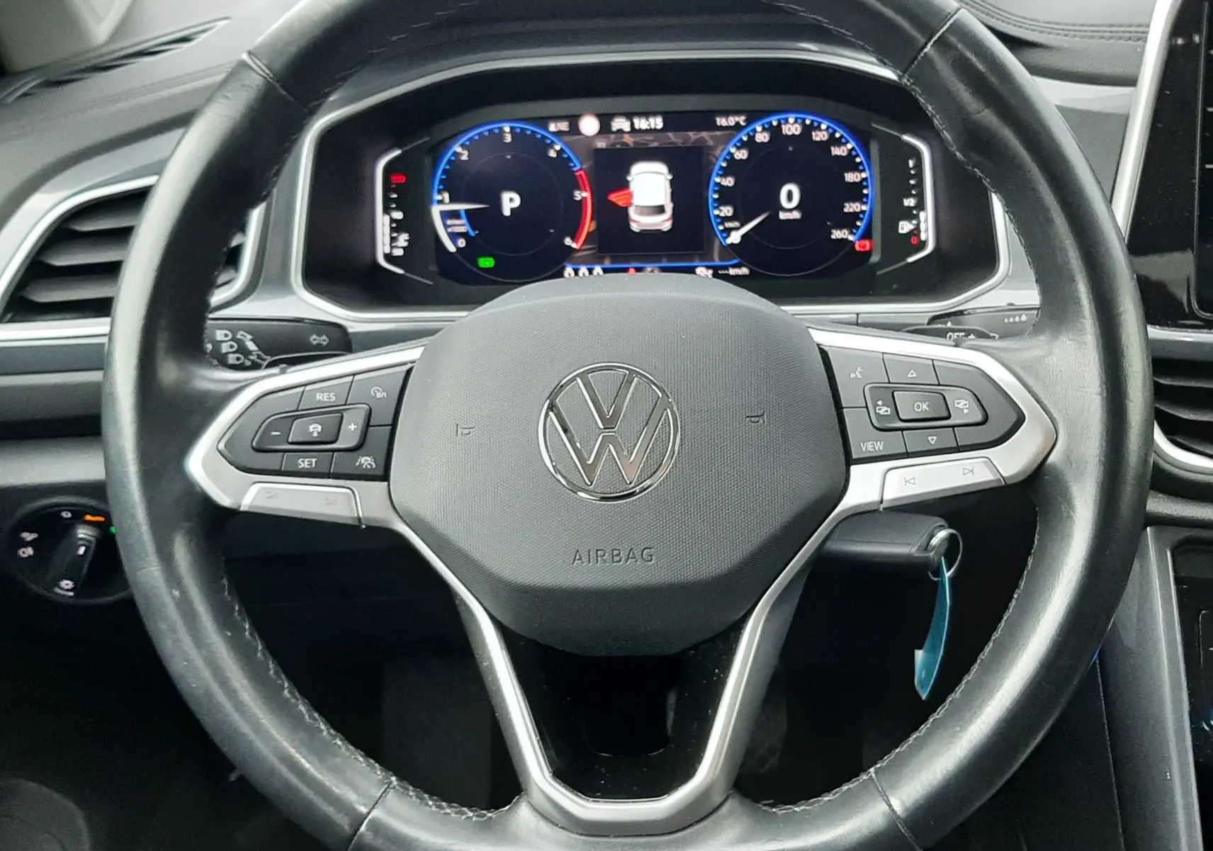 Vue intérieure avant du Volkswagen T-Roc 2023 avec tableau de bord numérique et écran tactile central.