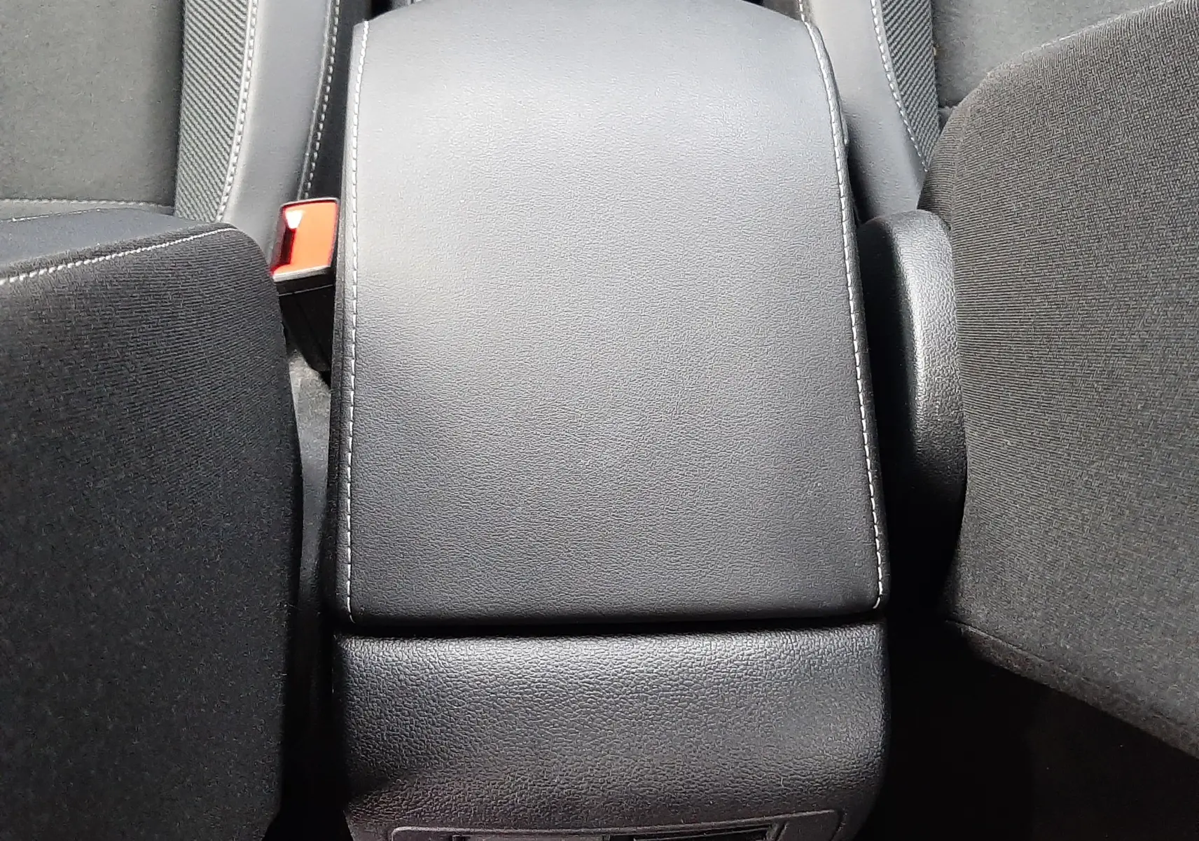 Vue rapprochée du volant noir et du tableau de bord numérique du Volkswagen T-Roc 2023, intérieur moderne.