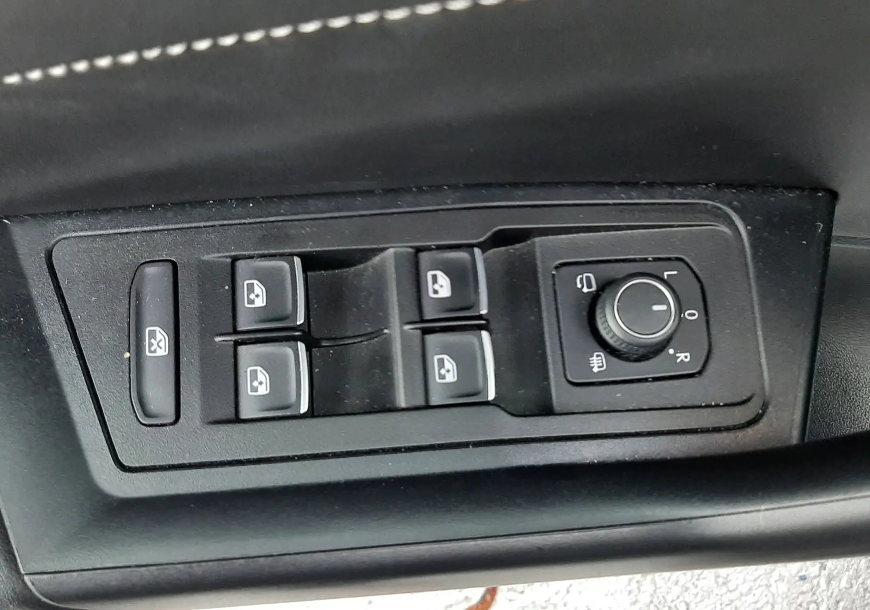 Gros plan sur la sortie d'air arrière noire et les ports USB-C du Volkswagen T-Roc 2023, intérieur noir.