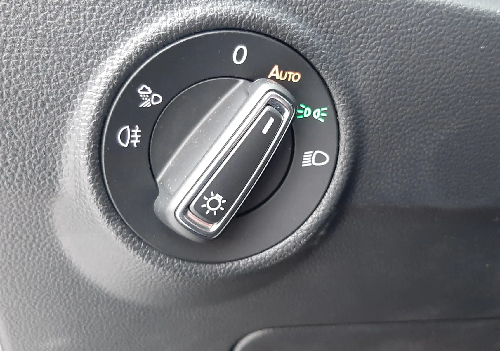 Détail du réglage manuel du siège côté gauche dans un Volkswagen T-Roc gris pyrite 2023.