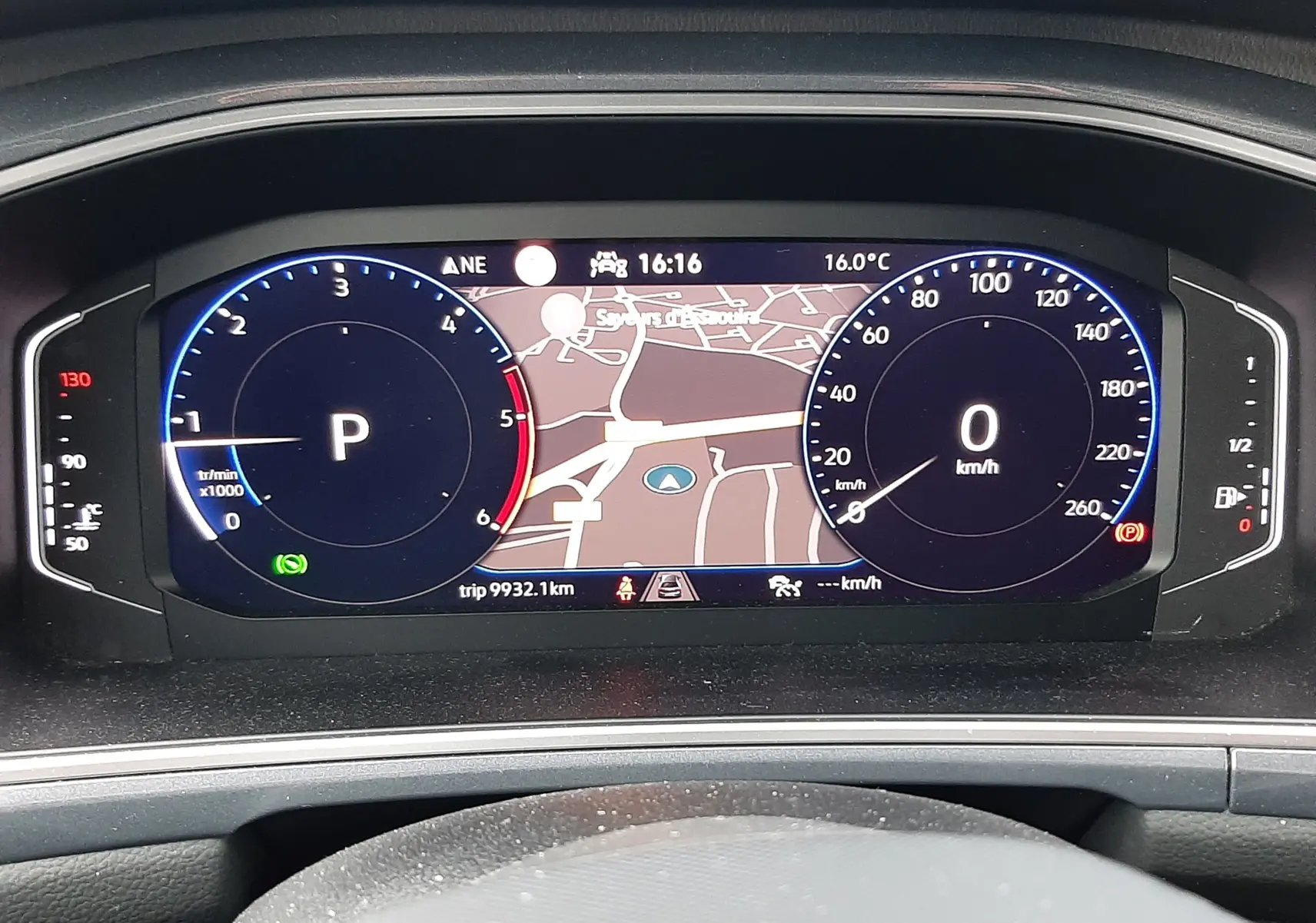 Gros plan sur les commandes multifonctions au volant du Volkswagen T-Roc 2023, cuir noir et inserts argentés.