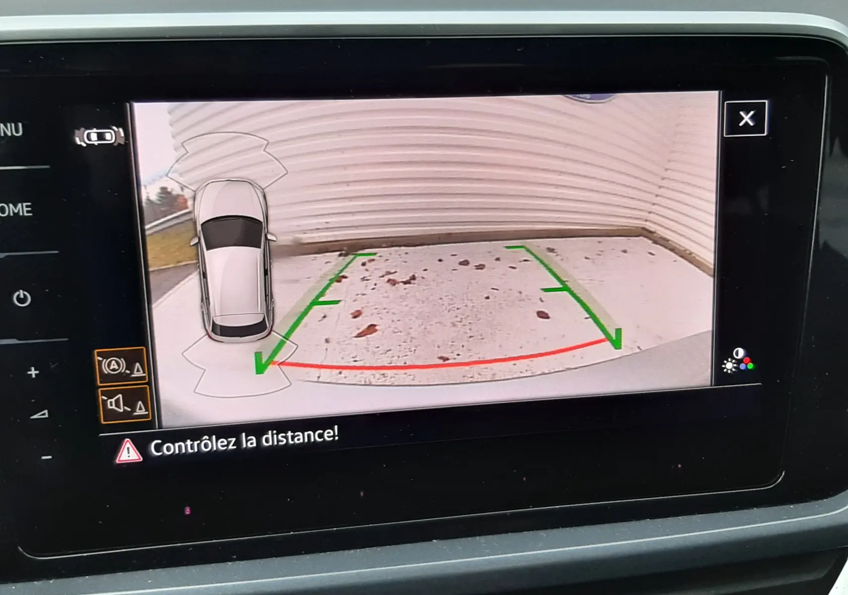 Affichage numérique du tableau de bord du Volkswagen T-Roc 2023, montrant la vitesse à 0 km/h et l'assistance au maintien de voie.