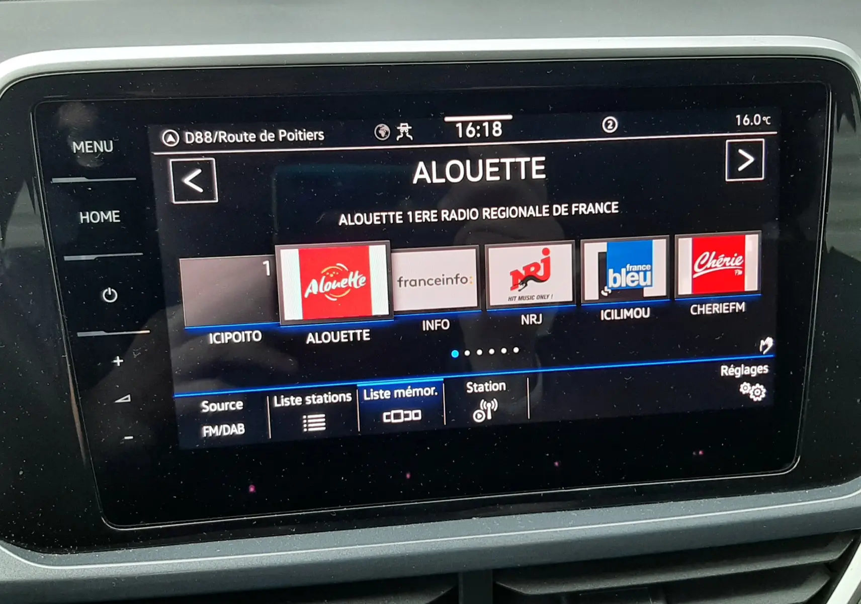 Écran tactile central du Volkswagen T-Roc 2023 affichant les options radio, téléphone, navigation et aide à la conduite.