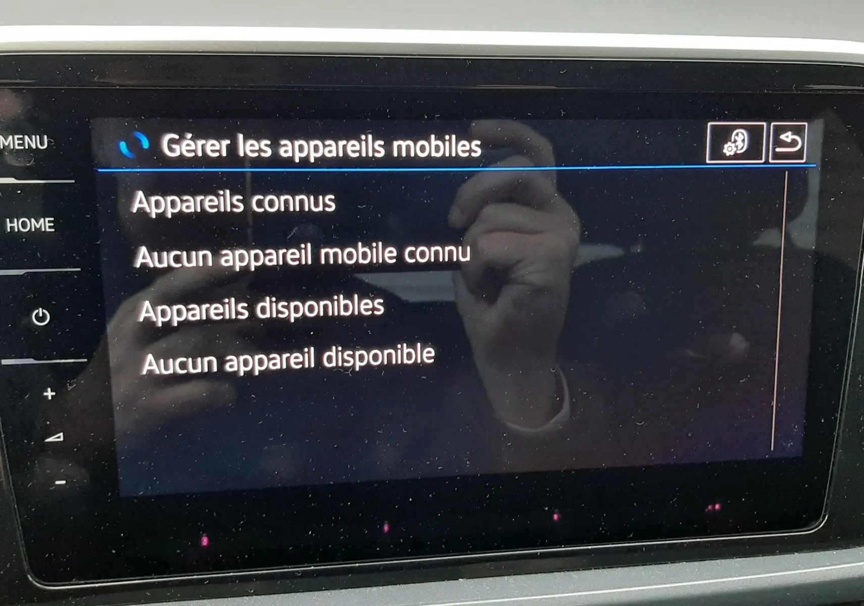 Écran de navigation intérieur du Volkswagen T-Roc 2023 affichant une carte routière avec indication de position.