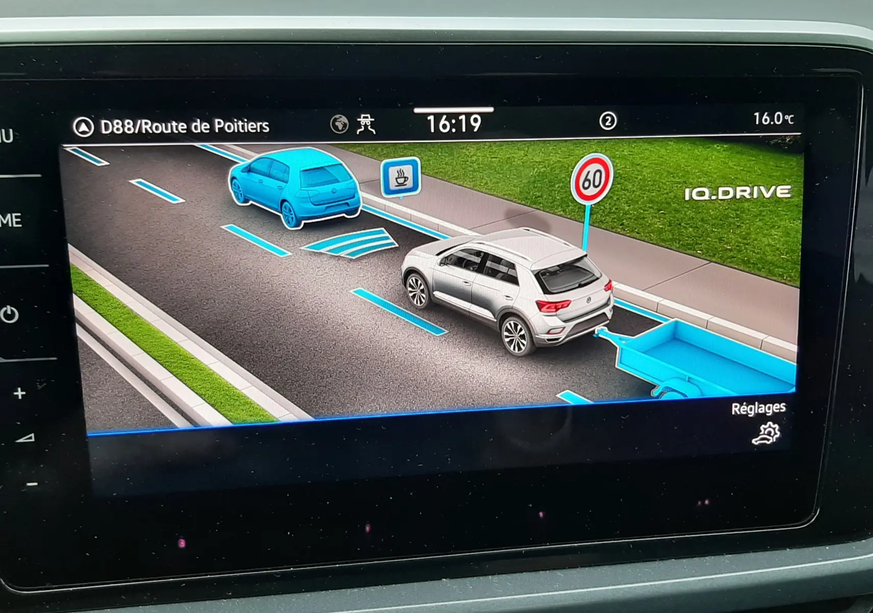 Écran tactile central du Volkswagen T-Roc gris pyrite 2023 affichant l'accueil App-Connect avec options Android Auto et Apple CarPlay.