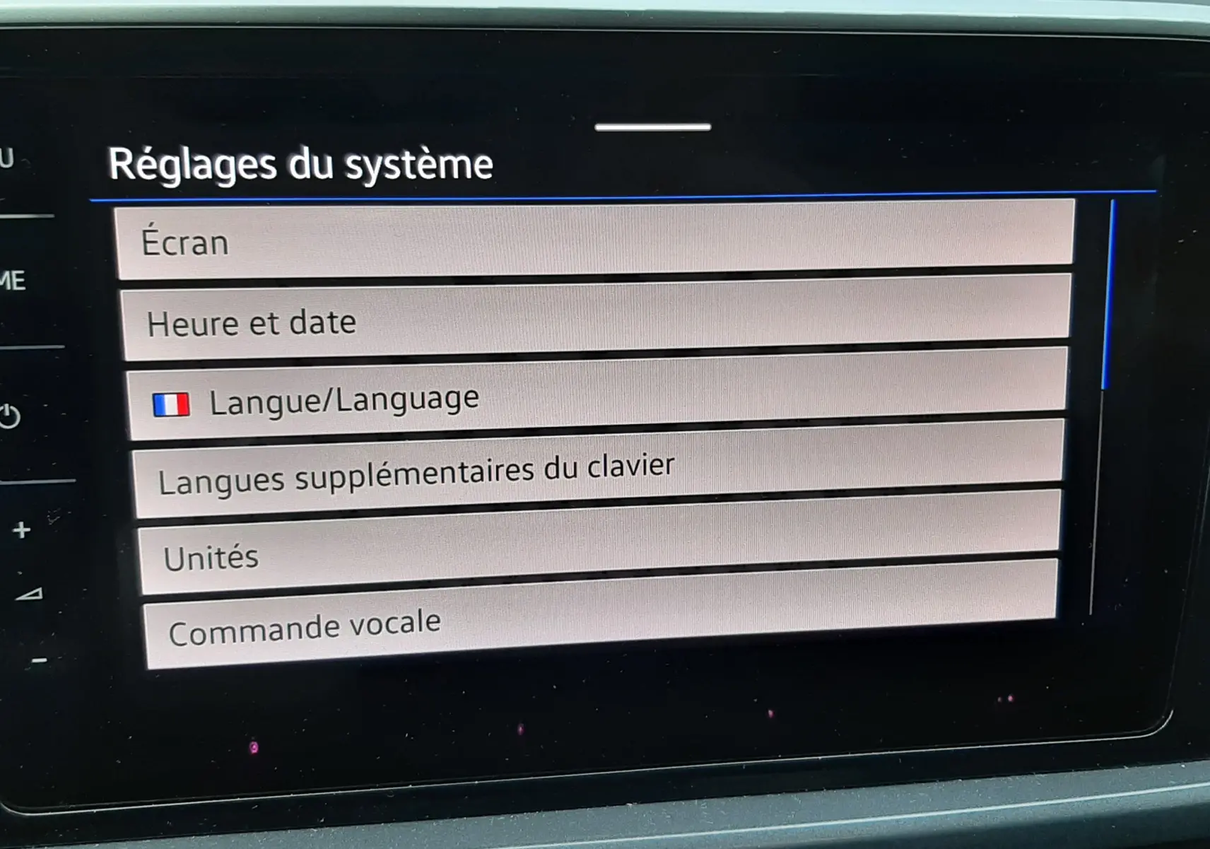 Affichage numérique du Volkswagen T-Roc gris pyrite vu de trois quarts arrière droit, avec remorque et signalisation 60 km/h.