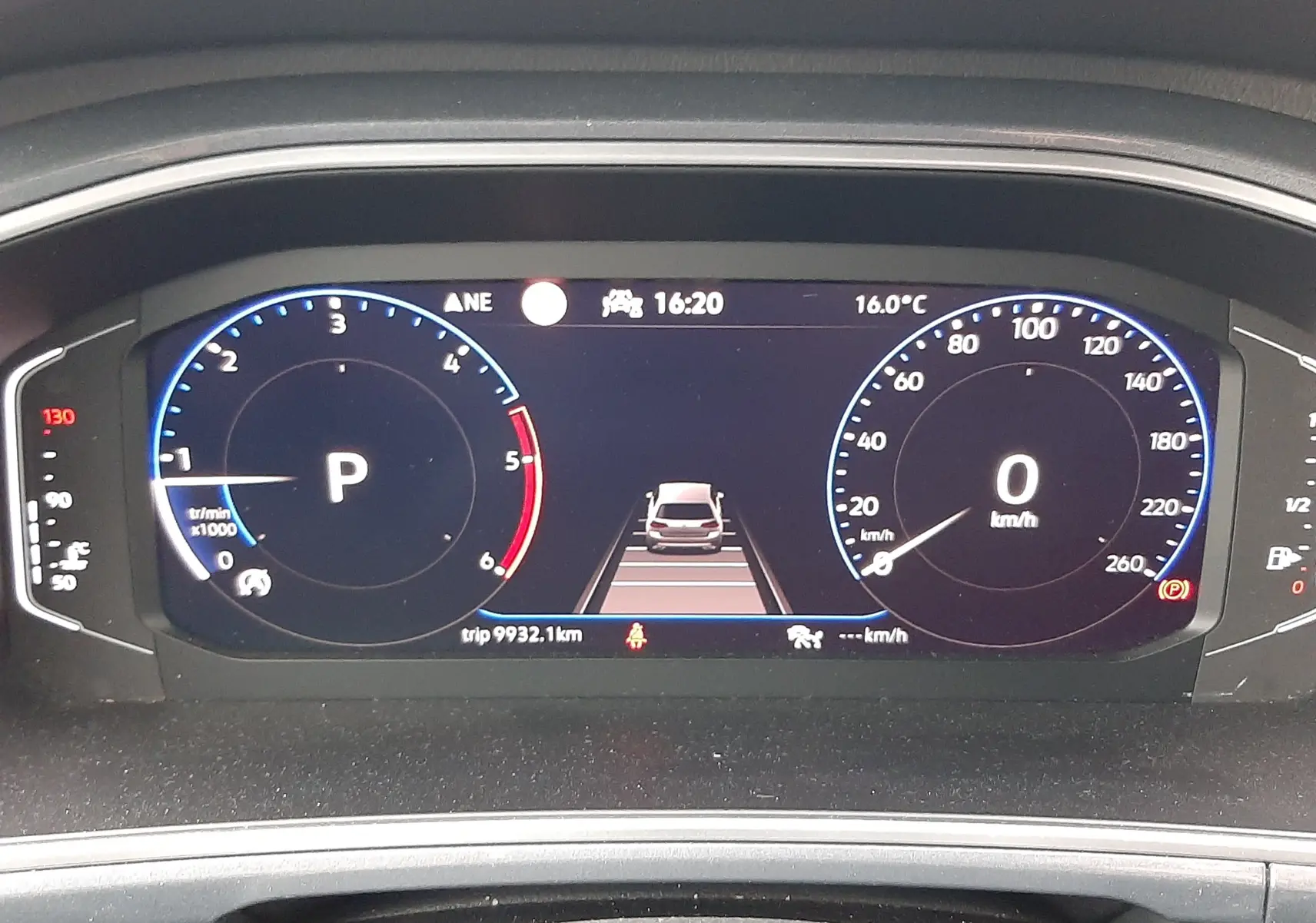 Écran tactile du système de réglages du Volkswagen T-Roc 2023, affichant les options de langue et date.