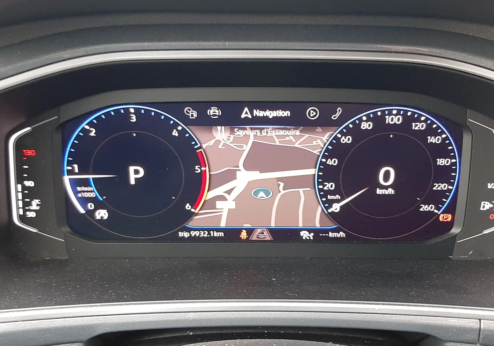 Tableau de bord numérique du Volkswagen T-Roc 2.0 TDI gris, affichant la vitesse à 0 km/h et le mode parking.