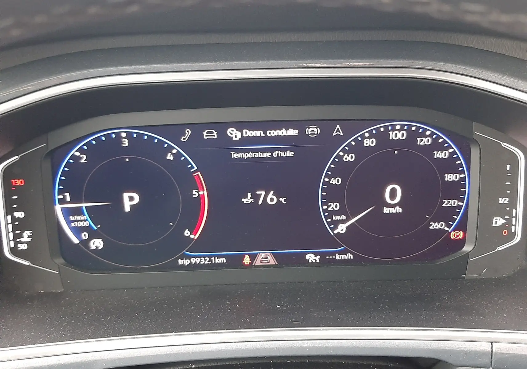 Tableau de bord numérique du Volkswagen T-Roc 2023 affichant la vitesse à 0 km/h et message de connexion téléphone.