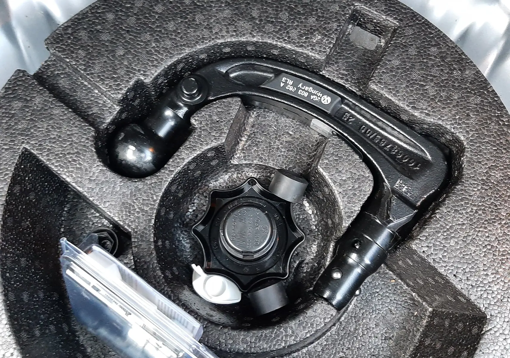 Coffre spacieux vu de face, revêtement gris foncé, sans chargement, intérieur propre du Volkswagen T-Roc 2023.