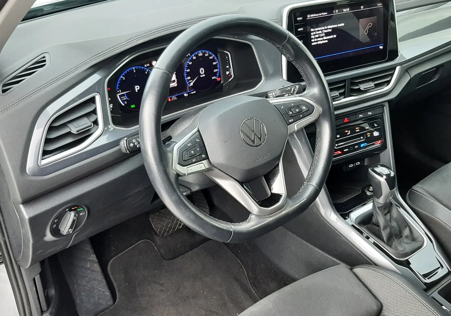 Gros plan sur la roue avant gauche d’un Volkswagen T-Roc gris pyrite avec jante alliage 5 branches doubles.