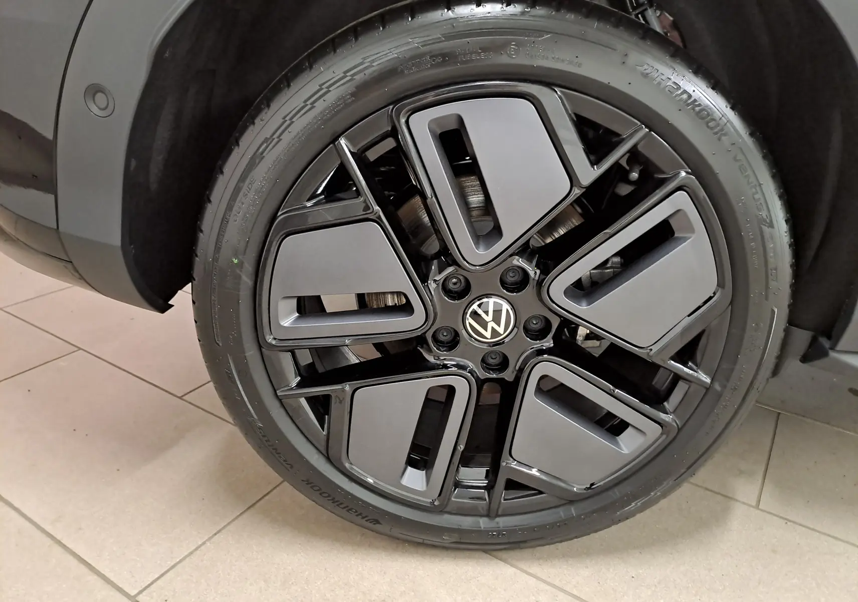 Gros plan sur la jante noire 19 pouces York du Volkswagen T-Roc 2026 en peinture Noir Ébène, version R-Line.