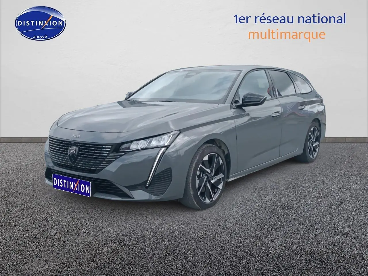 Peugeot 308 SW gris sellenium vue 3/4 avant droit avec jantes alliage et phares LED distinctifs.
