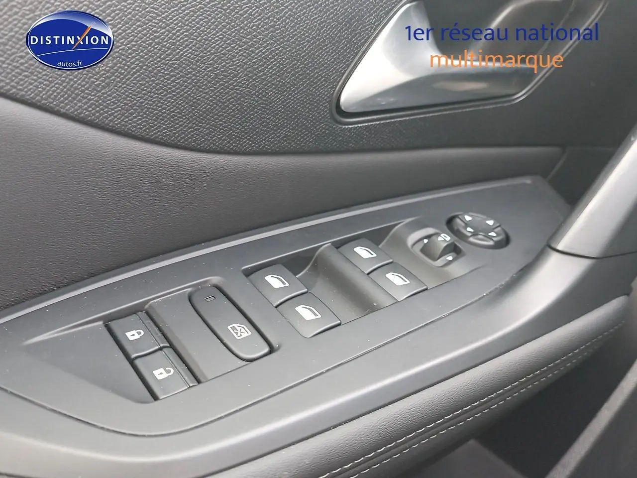 Gros plan sur les commandes des vitres et rétroviseurs côté conducteur d'une Peugeot 308 SW gris sélénite.