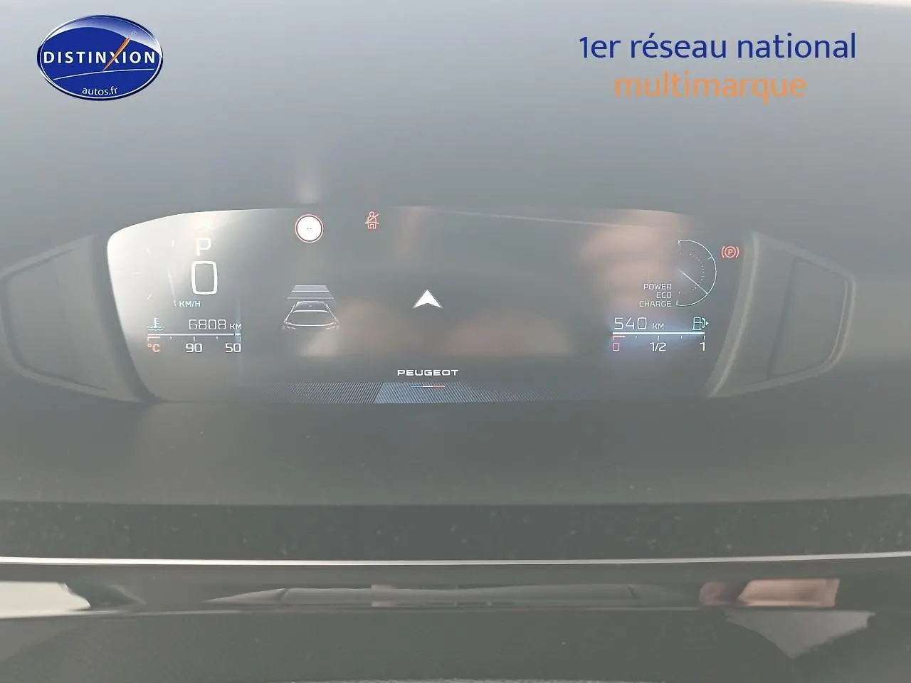 Tableau de bord numérique allumé de Peugeot 308 SW 1.2 hybrid gris sellenium, affichage des informations de conduite.