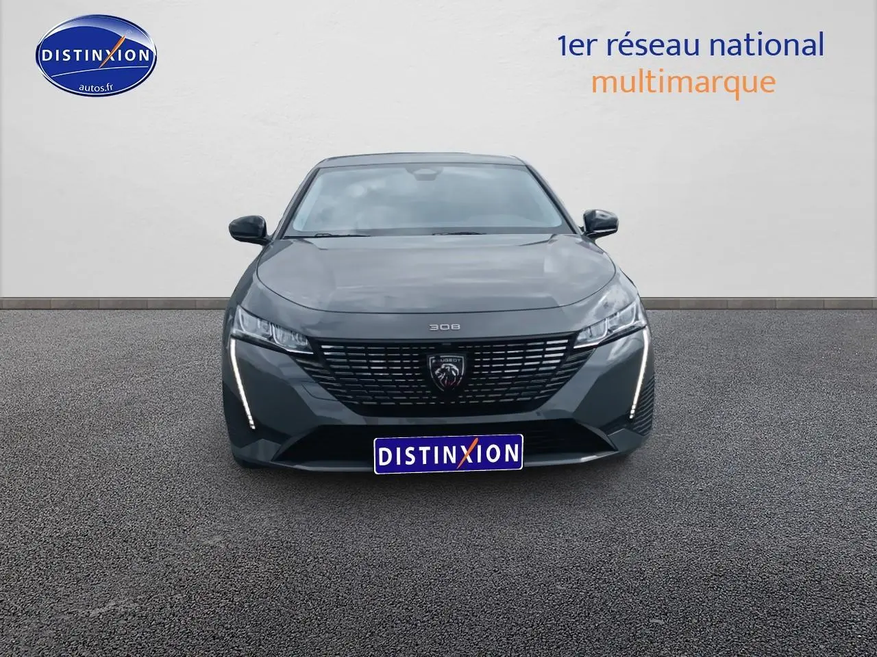 Vue avant frontale d'une Peugeot 308 SW gris sélénite avec feux LED verticaux allumés sur fond neutre.